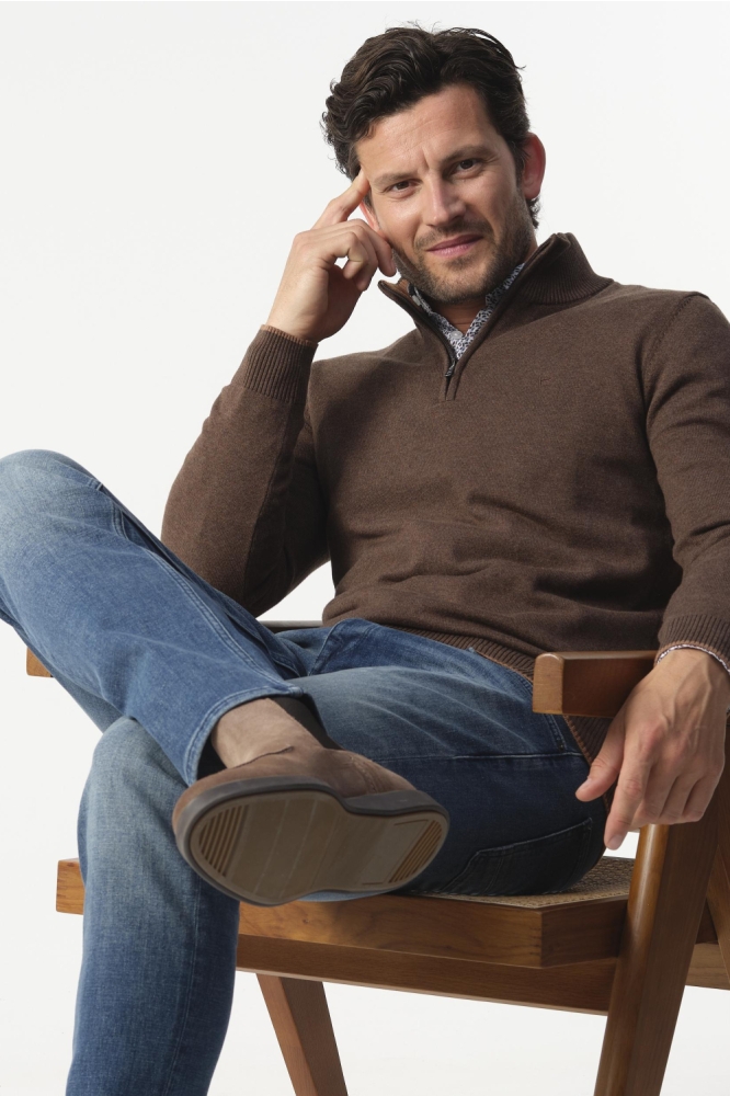 Campbell bruine heren trui | Model vooraanzicht