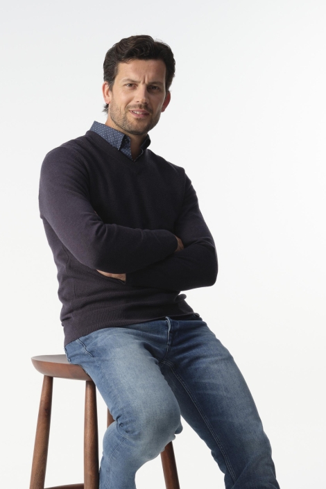 Campbell blauwe heren trui | Model vooraanzicht