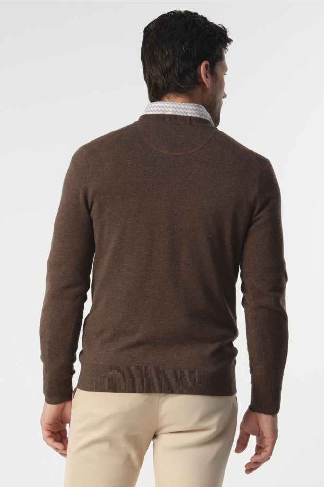 Campbell bruine heren trui | Model achteraanzicht