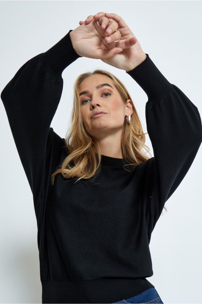 Minus zwarte dames trui | Model vooraanzicht