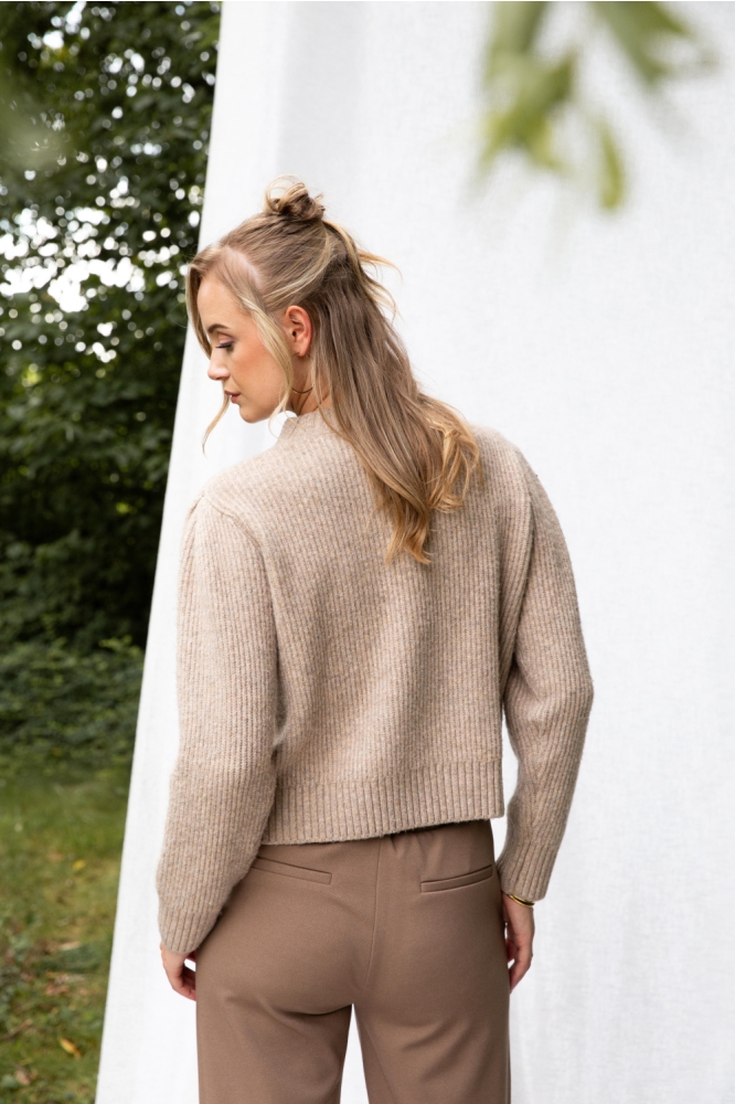 I-coni-K beige dames trui | Model achteraanzicht