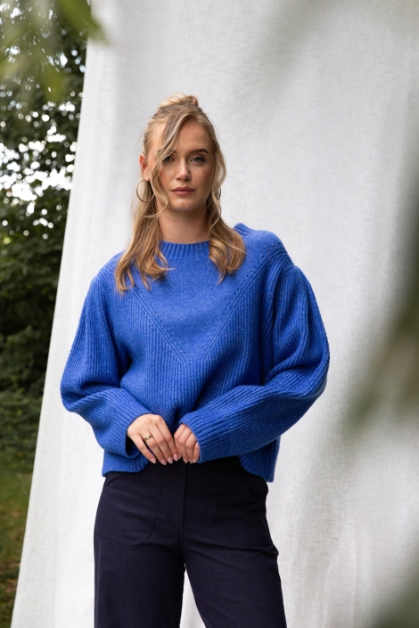 I-coni-K blauwe dames trui | Model vooraanzicht