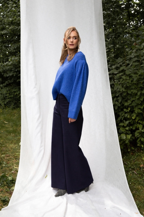 I-coni-K blauwe dames trui | Model zijaanzicht