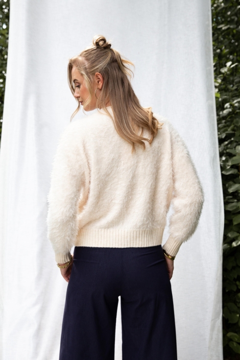 I-coni-K ecru dames trui | Model achteraanzicht