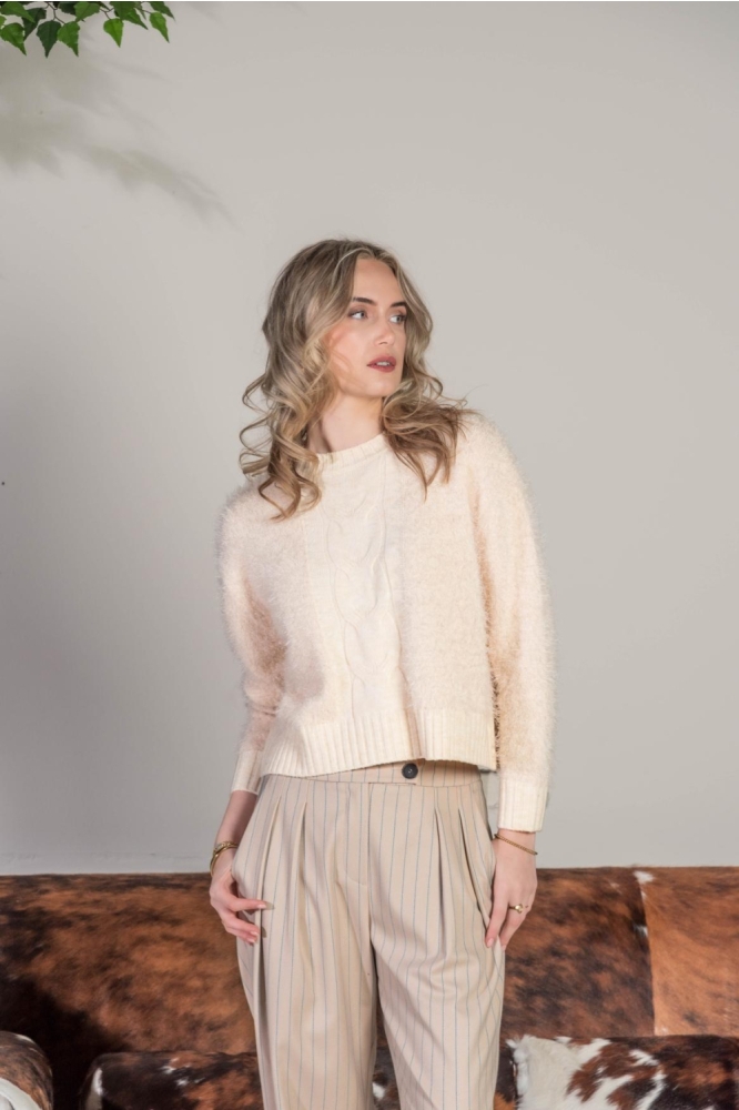 I-coni-K ecru dames trui | Model vooraanzicht