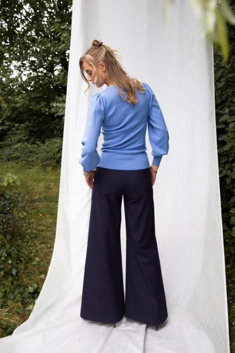 I-coni-K blauwe dames trui | Model achteraanzicht