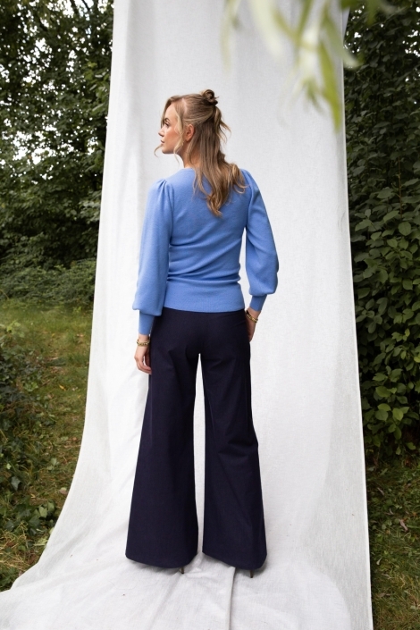 I-coni-K blauwe dames trui | Model achteraanzicht