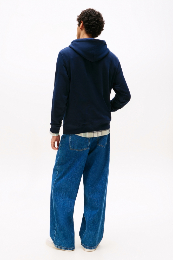 Tommy Jeans blauwe heren sweater | Model achteraanzicht