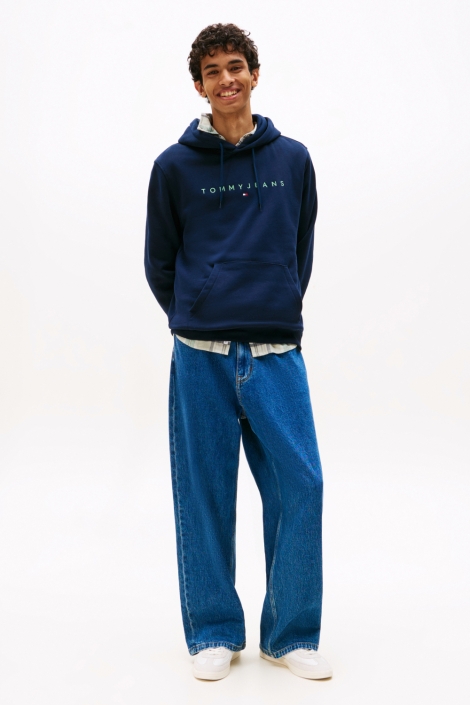 Tommy Jeans blauwe heren sweater | Model