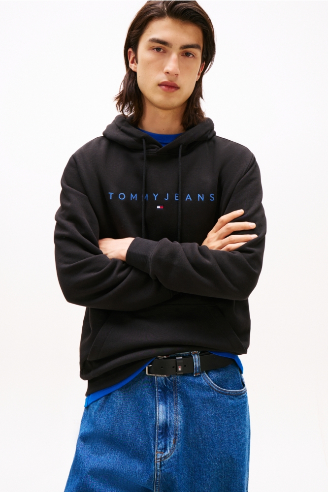 Tommy Jeans zwarte heren sweater | Model vooraanzicht