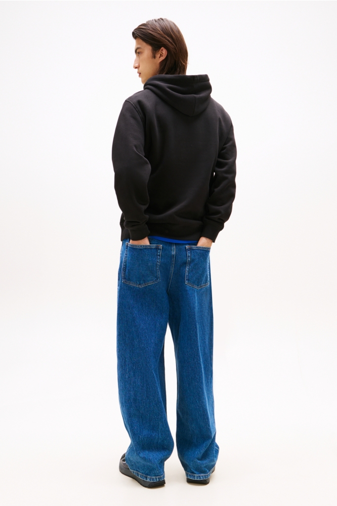 Tommy Jeans zwarte heren sweater | Model achteraanzicht