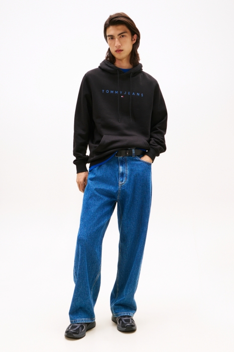 Tommy Jeans zwarte heren sweater | Model