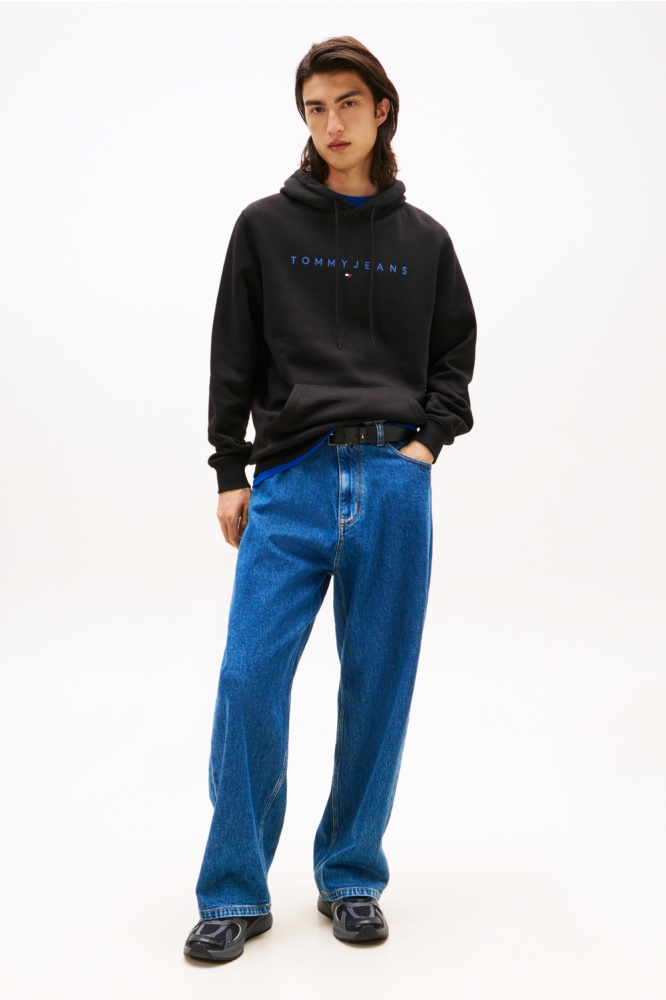 Tommy Jeans zwarte heren sweater | Model