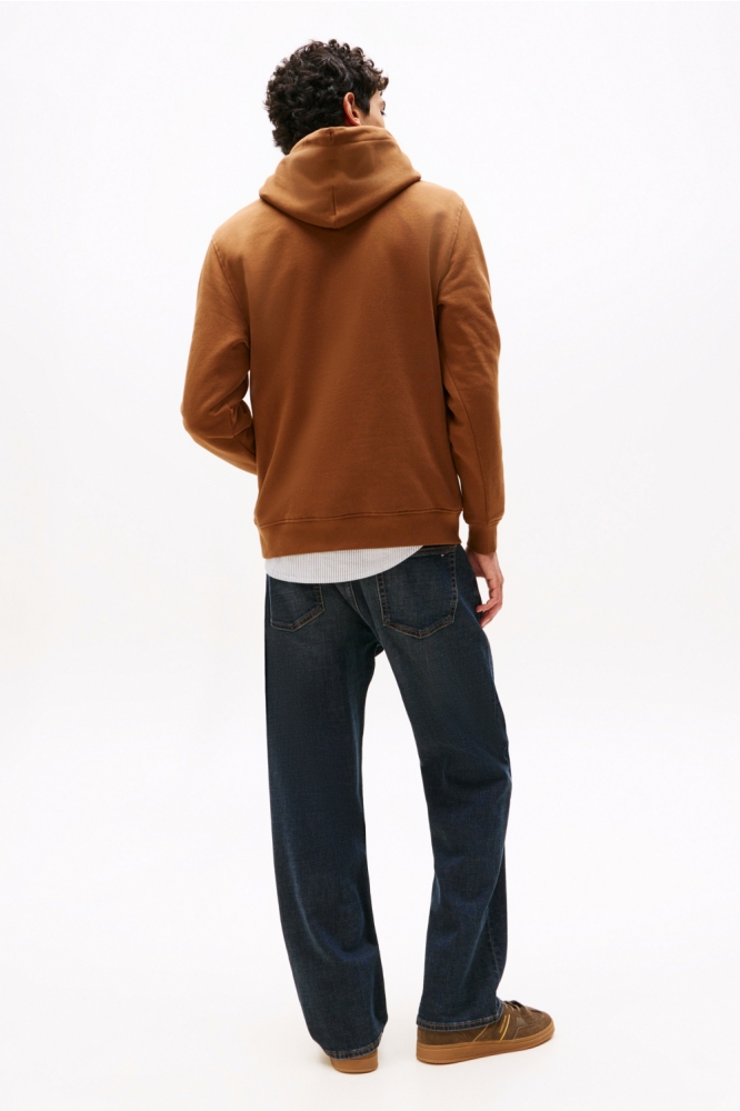 Tommy Jeans camel heren sweater | Model achteraanzicht
