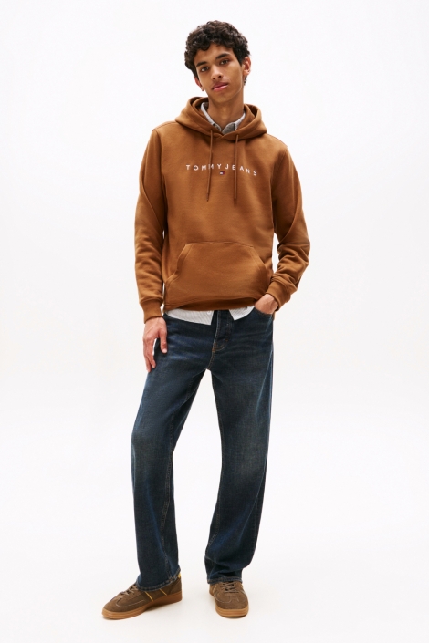 Tommy Jeans camel heren sweater | Model