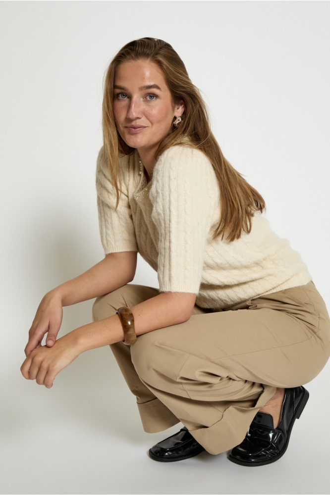 Peppercorn ecru dames trui | Model zijaanzicht