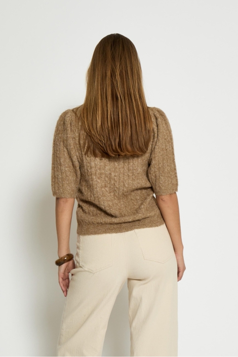 Peppercorn camel dames trui | Model achteraanzicht