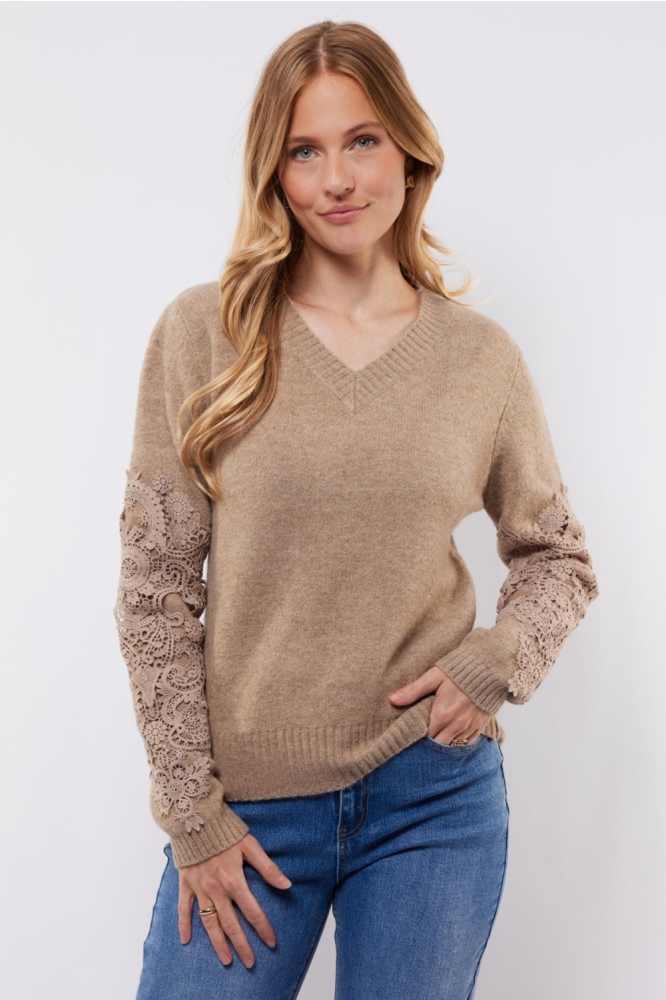 C&S The Label camel dames trui | Model vooraanzicht