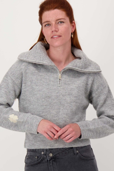 Zusss grijze dames trui | Model vooraanzicht