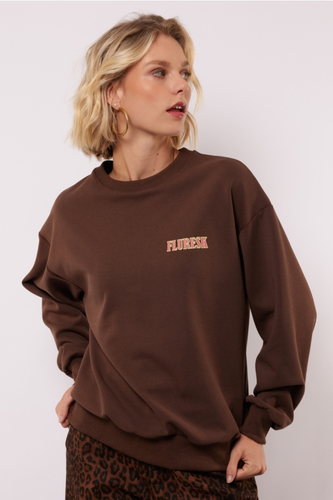 Fluresk bruine dames sweater | Model vooraanzicht