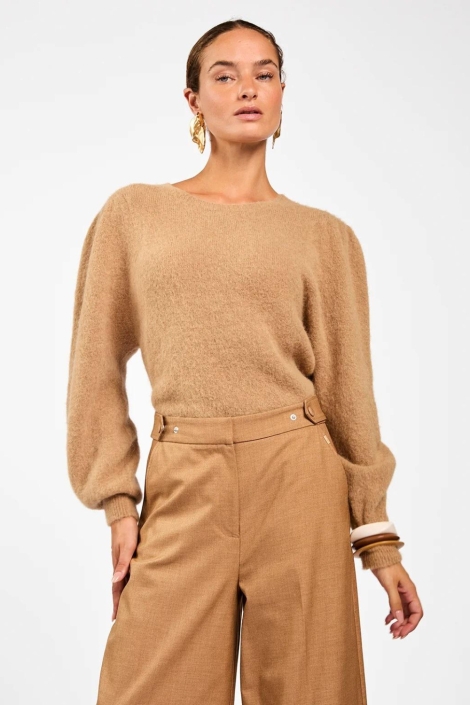 Aaiko camel dames trui | Model vooraanzicht