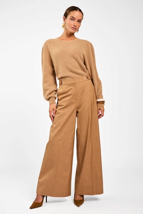 Aaiko camel dames trui | Model