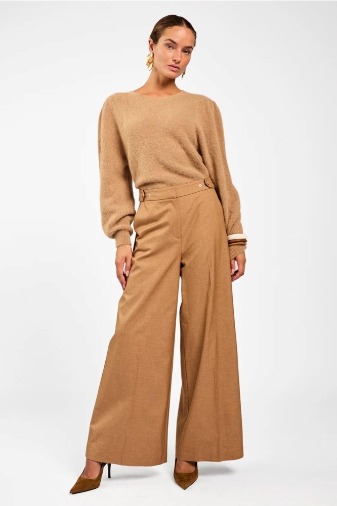 Aaiko camel dames trui | Model