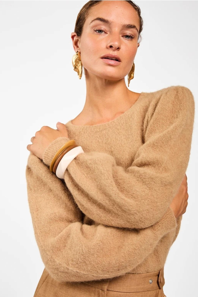 Aaiko camel dames trui | Close up