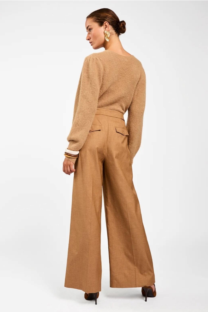 Aaiko camel dames trui | Model achteraanzicht