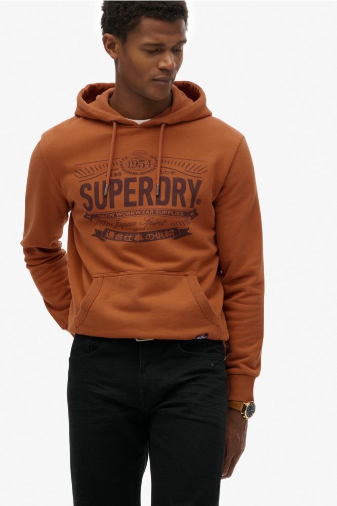 Superdry camel heren sweater | Model vooraanzicht