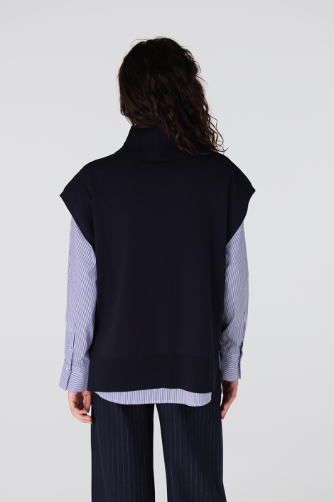 Juffrouw Jansen blauwe dames trui | Model achteraanzicht