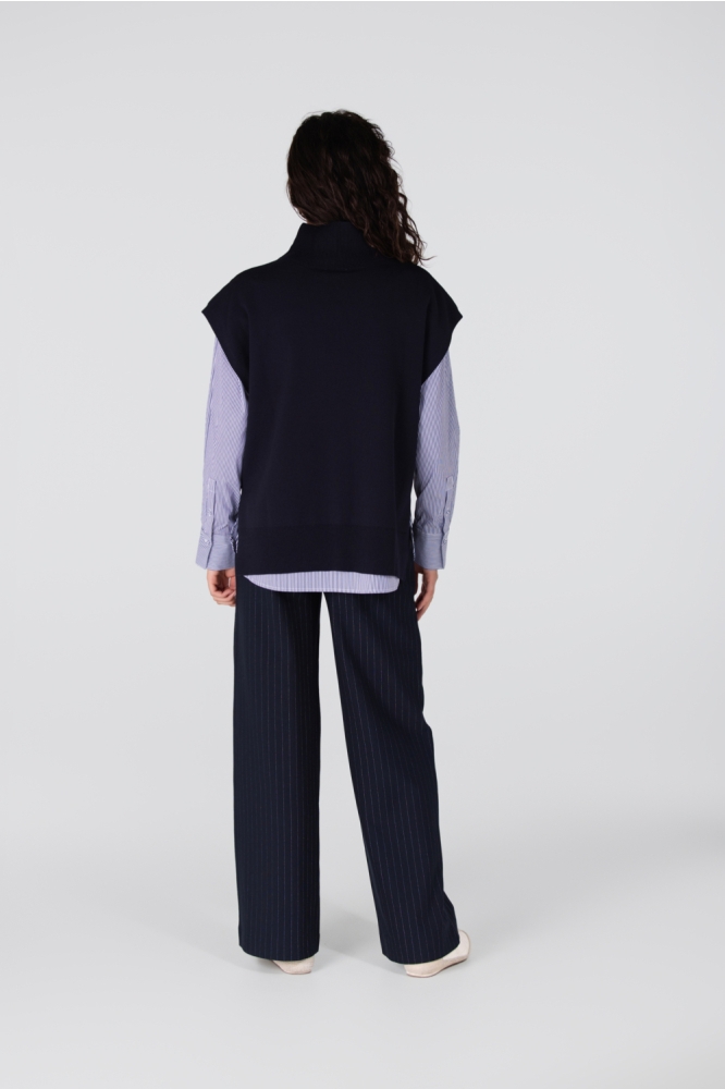 Juffrouw Jansen blauwe dames trui | Model achteraanzicht