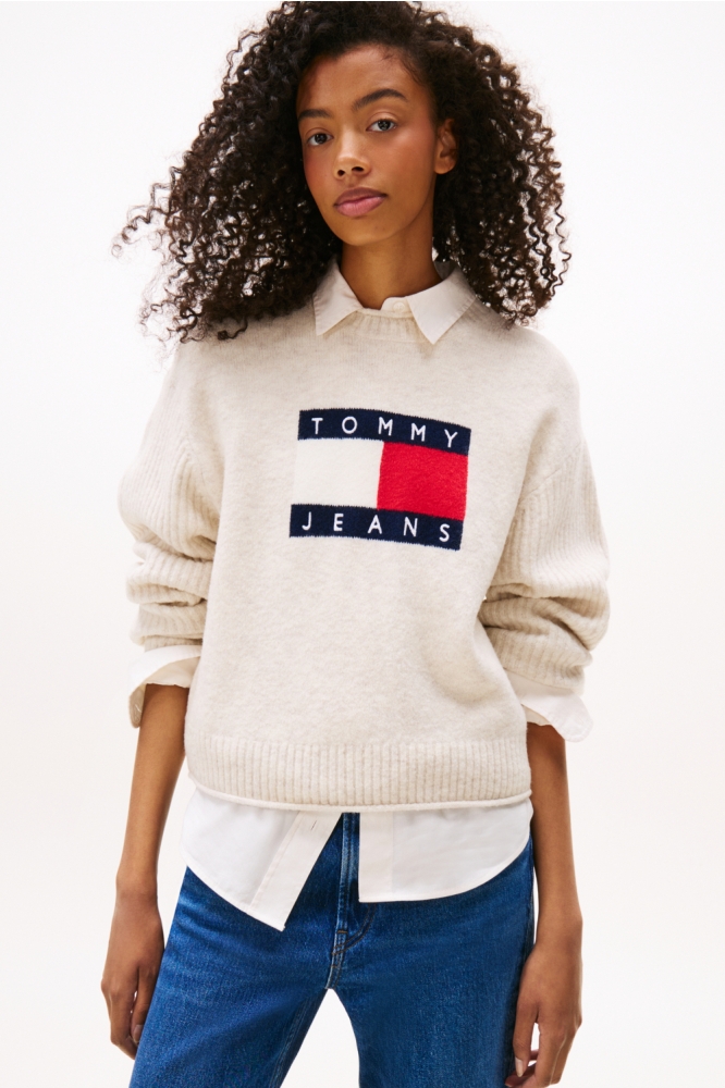 Tommy Jeans beige dames trui | Model vooraanzicht