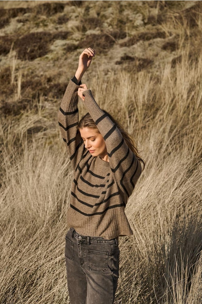 Kaffe bruine dames trui | Sfeerbeeld, In situatie