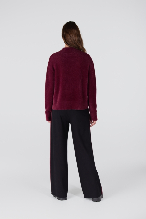 Juffrouw Jansen bordeaux dames trui | Model achteraanzicht