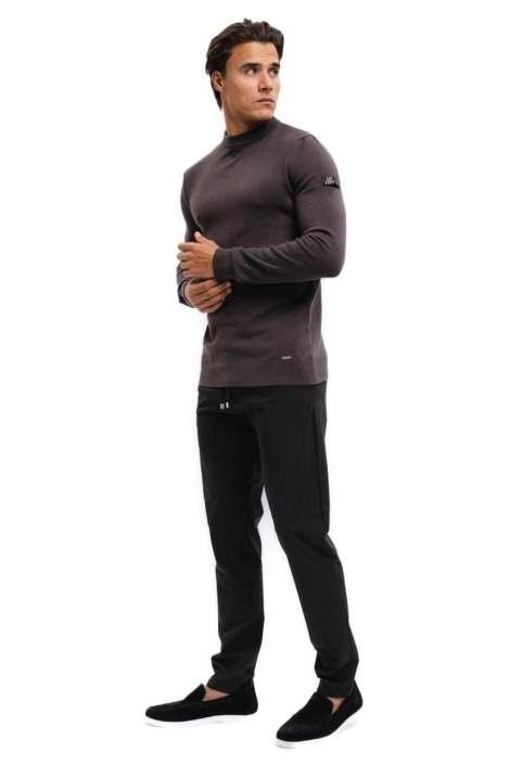 Malelions bruine heren trui | Model zijaanzicht