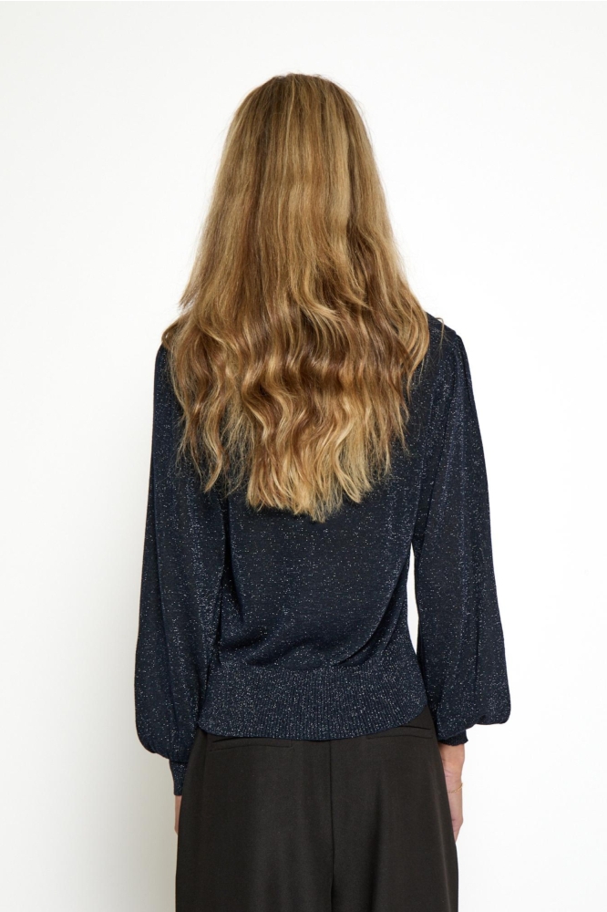 Minus blauwe dames trui | Model achteraanzicht