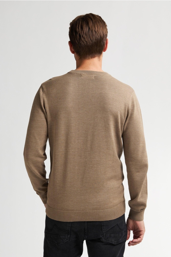 Petrol Industries camel heren trui | Model achteraanzicht