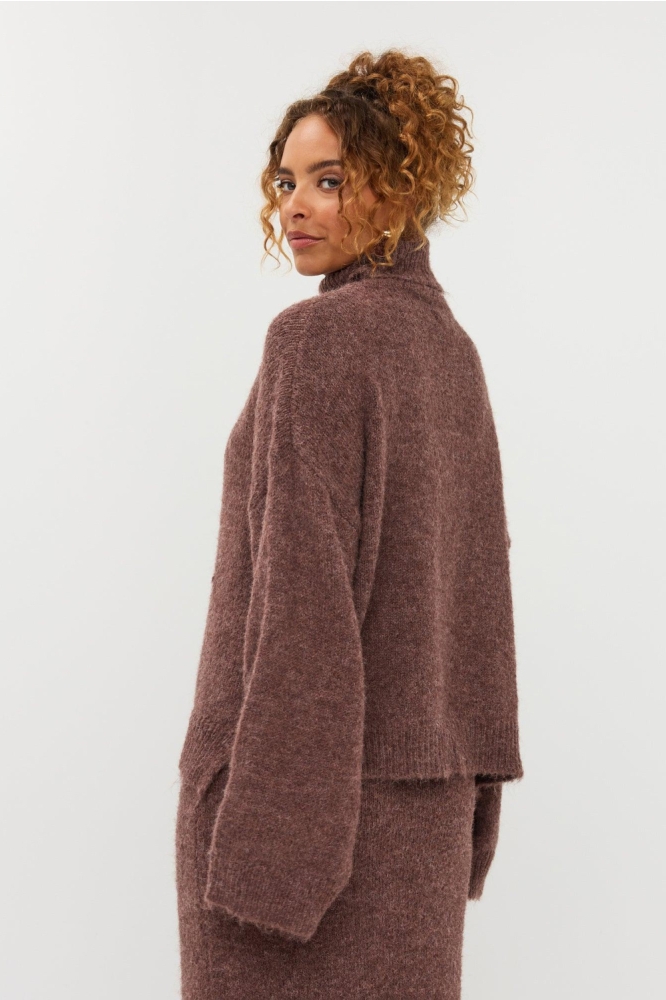 Ydence bordeaux dames trui | Model zijaanzicht