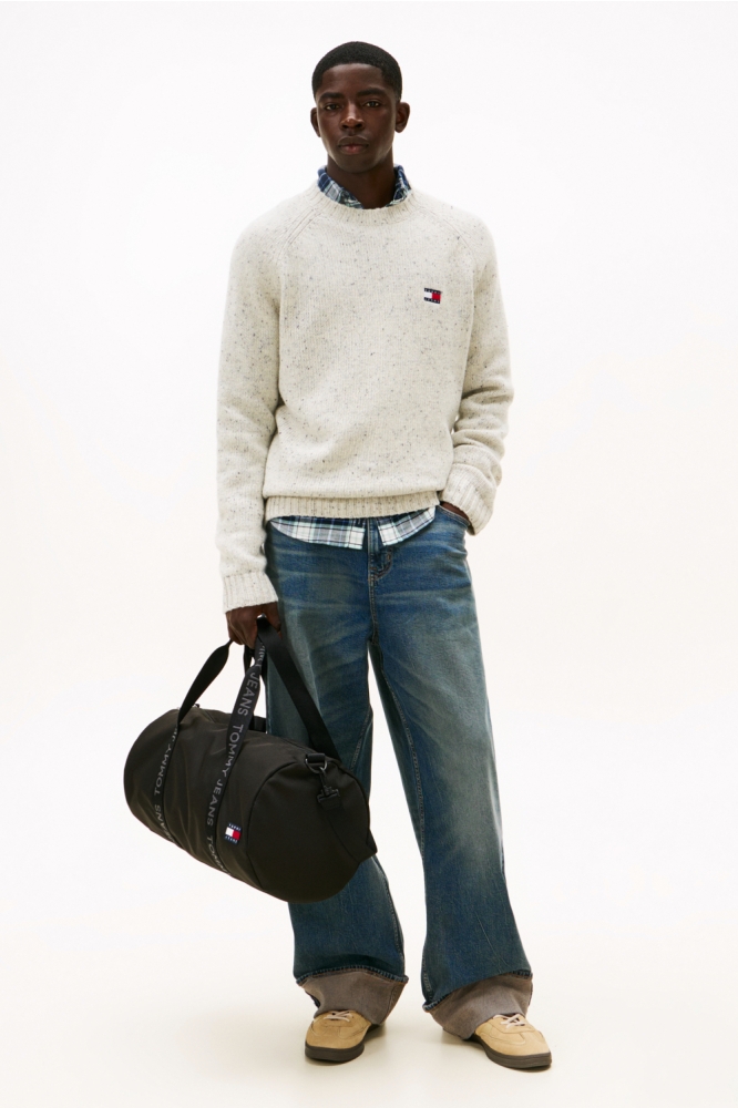 Tommy Jeans grijze heren trui | Model