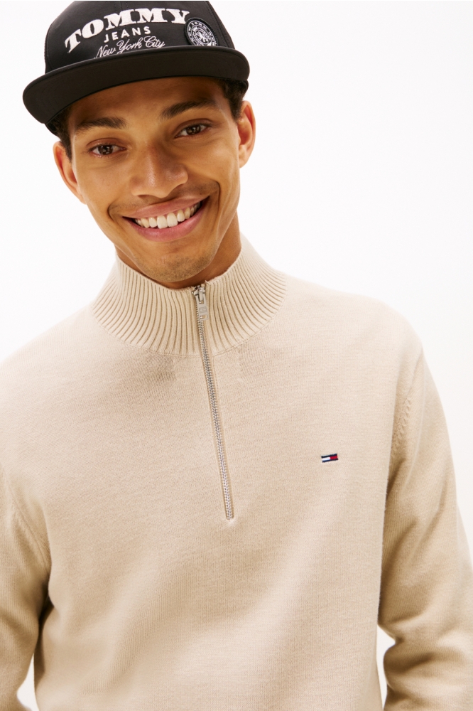 Tommy Jeans zand heren trui | Close up