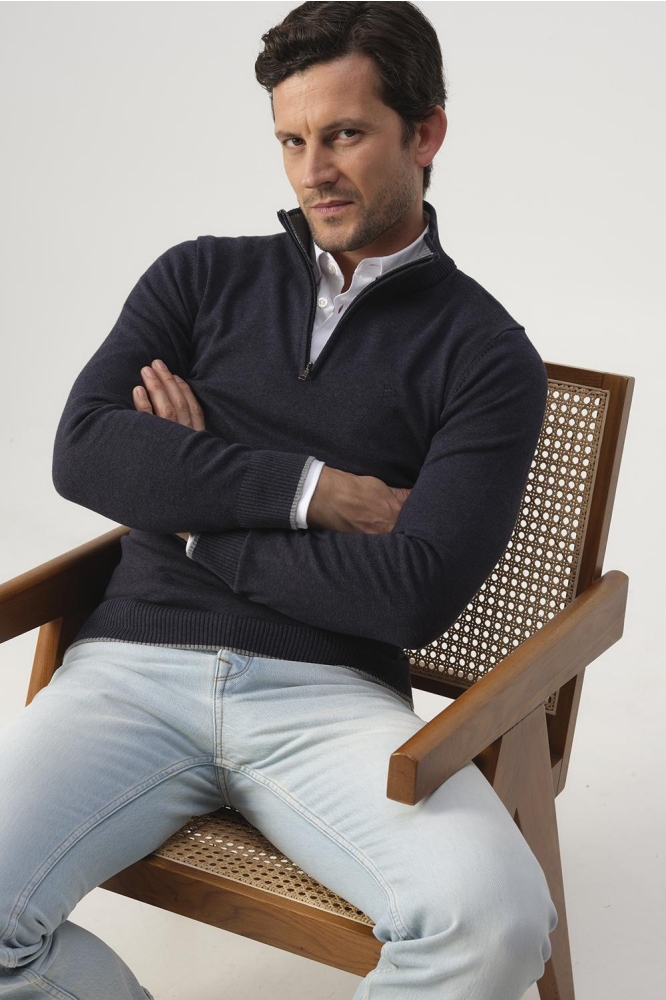 Campbell blauwe heren trui | Model vooraanzicht