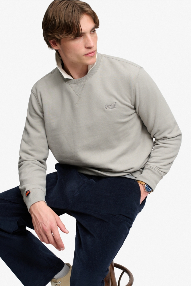 Superdry grijze heren sweater | Sfeerbeeld, In situatie