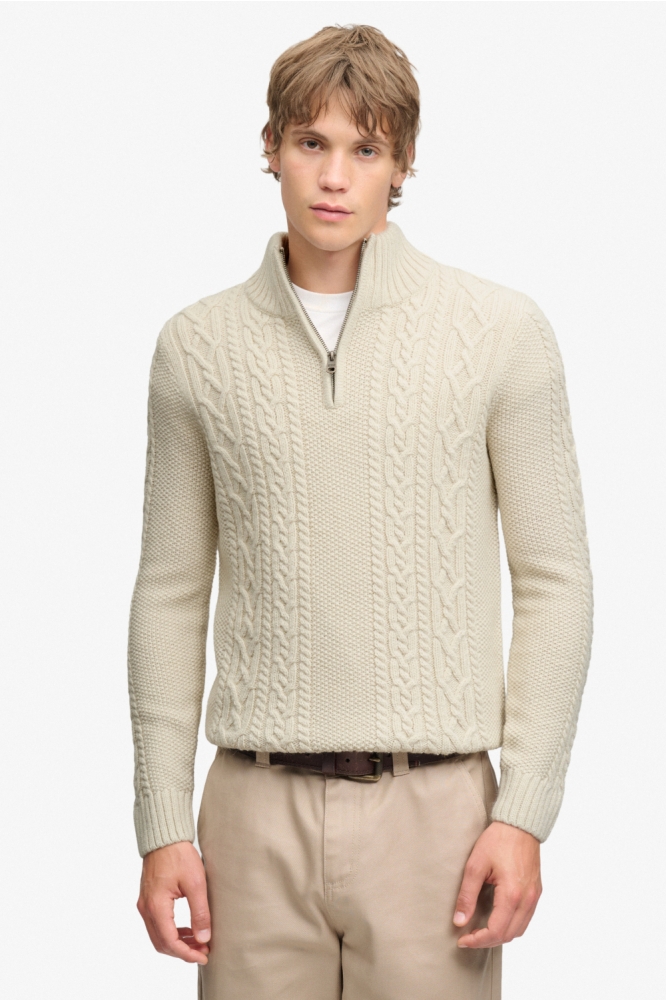 Superdry ecru heren trui | Model vooraanzicht