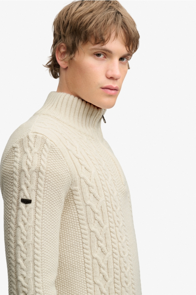 Superdry ecru heren trui | Model zijaanzicht