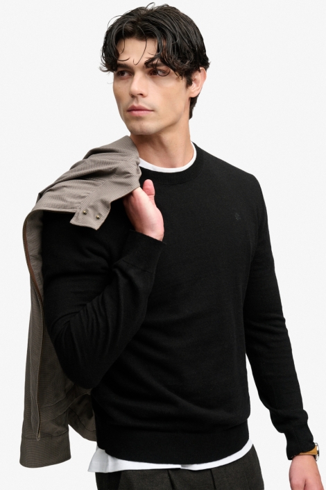 Superdry zwarte heren trui | Model vooraanzicht