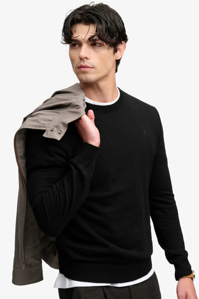 Superdry zwarte heren trui | Model vooraanzicht
