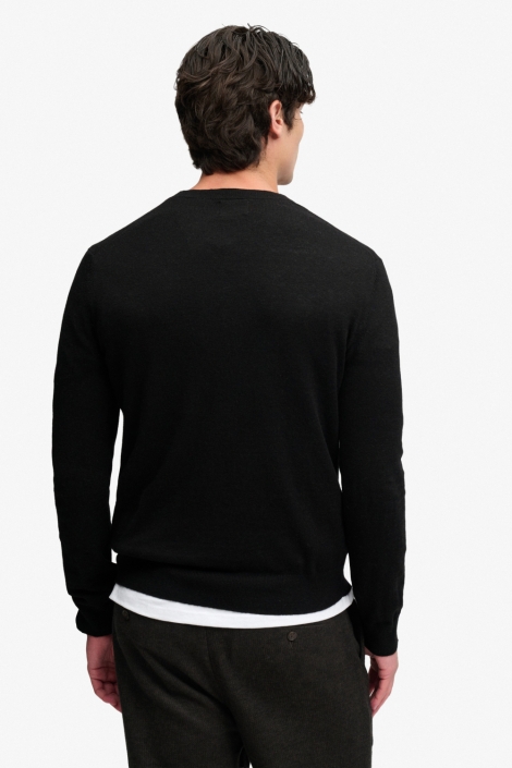 Superdry zwarte heren trui | Model achteraanzicht