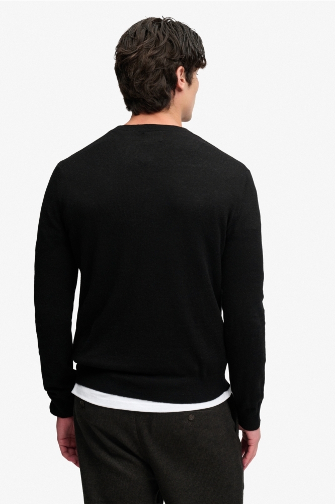 Superdry zwarte heren trui | Model achteraanzicht