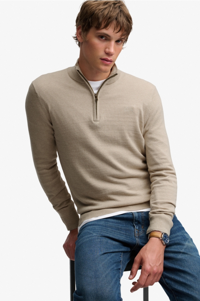 Superdry beige heren trui | Model vooraanzicht